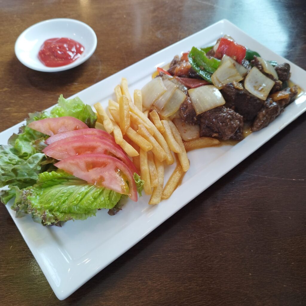 ベトナム料理-ひまわり-ステーキとポテトフライ