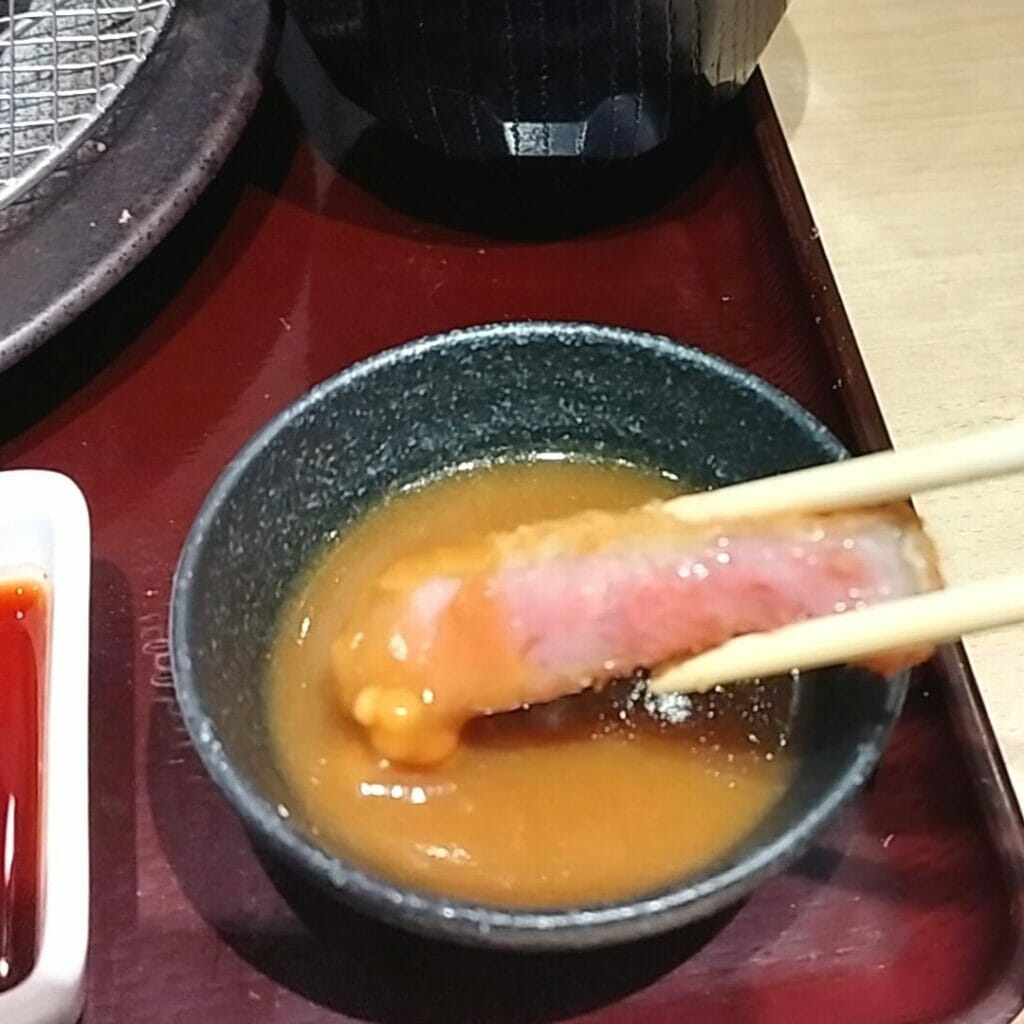 牛ロースカツ京玉膳の牛カツ食べ方ーカレー