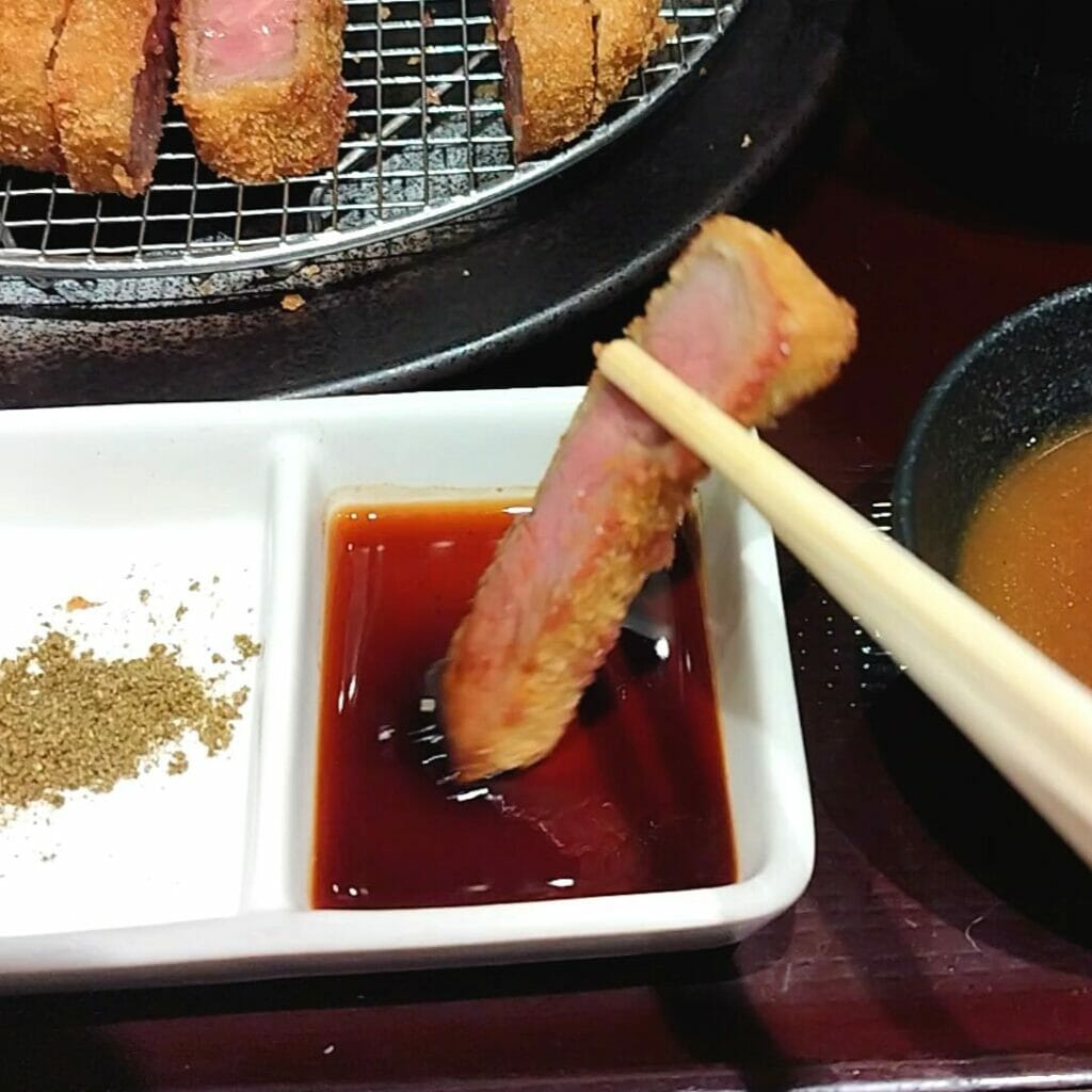 牛ロースカツ京玉膳の牛カツ食べ方ーつけだれ