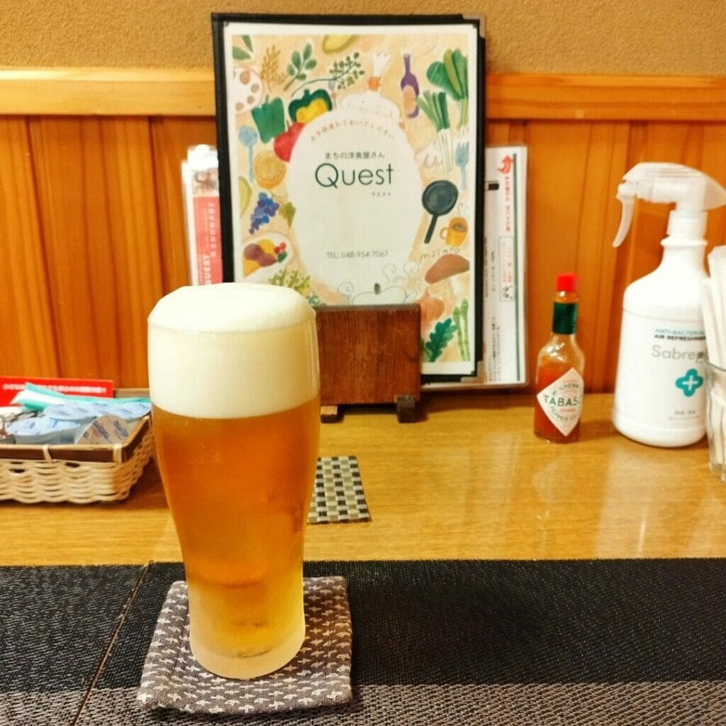 ダイニングレストラン Questのビールとテーブル
