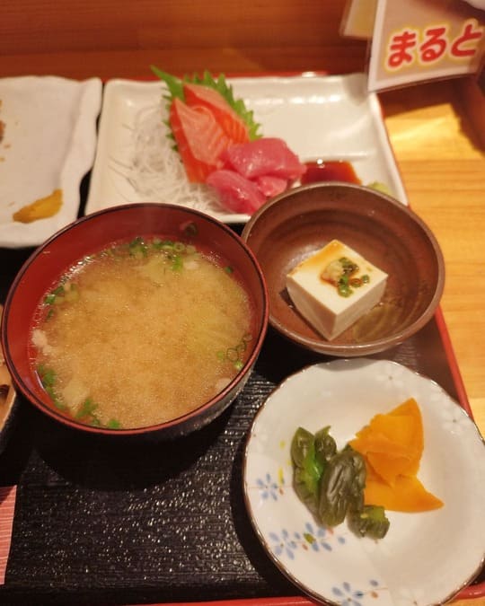 食事処 まるとし-まるとし定食の小鉢と味噌汁