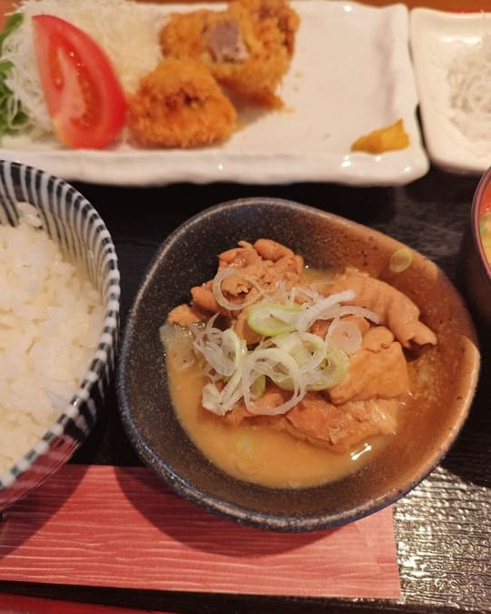 食事処 まるとし-まるとし定食のもつ煮