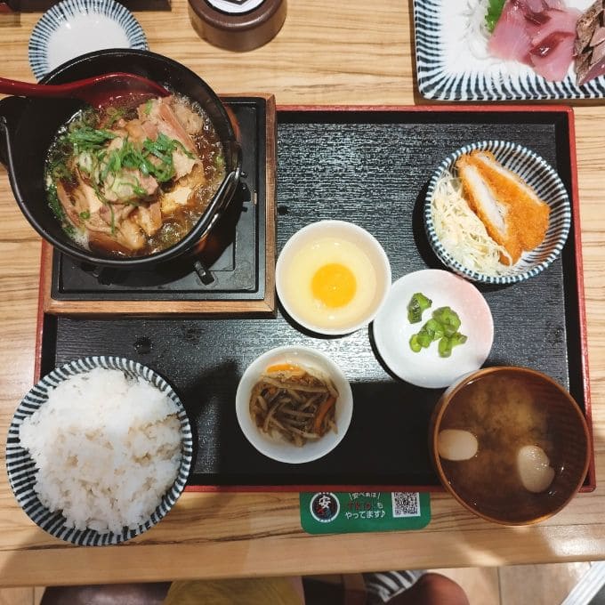 安べ-肉豆腐定食-黒